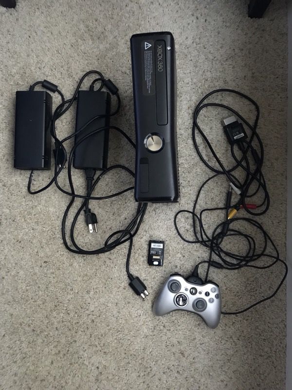 Xbox 360 + 2 digital games + 2 power cables + 1 controller battery and charger