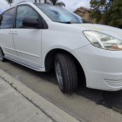 White Toyota Sienna 2004