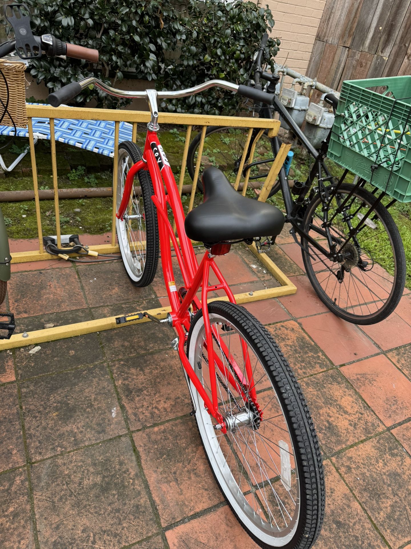 Single Speed Cruiser w/ basket & lock included