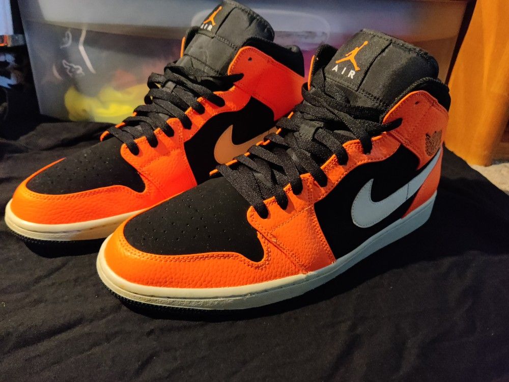 Jordan 1 Mid Black Cone