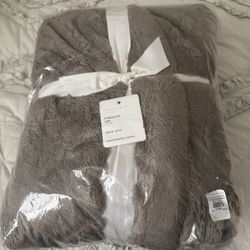 Beautiful New Pottery Barn Robe 