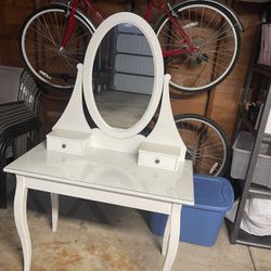 LIKE NEW WHITE DESK W/MIRROR
