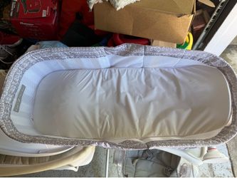 Portable baby changing station
