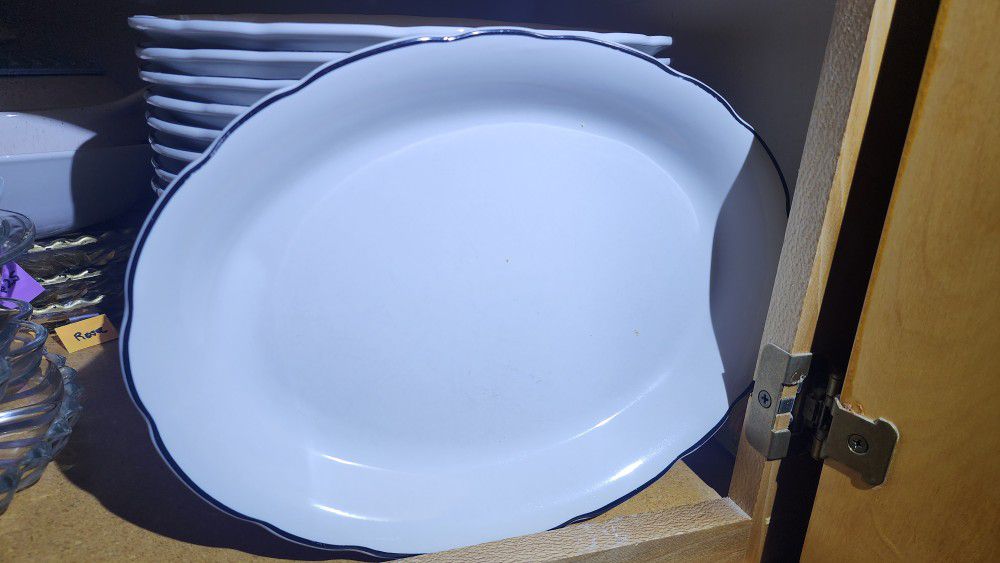 22 Ceramic Dinner Plates