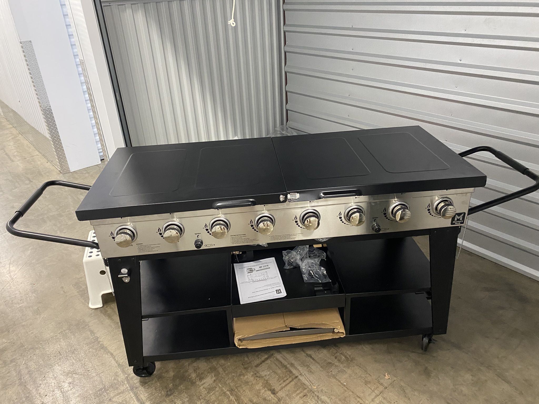 8 Burner Event Gas Grill w/ Griddle 