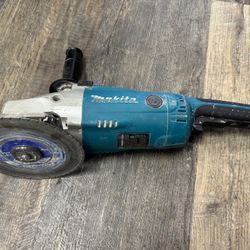 Makita GA7021 15 Amp 7" Corded Angle Grinder with Grinding wheel, Side handle and Wheel Guard