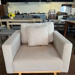 Modern Fabric Sofa Chair with USB Port and Pocket, Solid Wood Legs (Light Gray)  💰120$