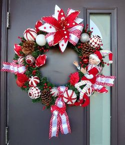 Lighted Professional luxurious christmas holiday wreath. 24 inches with lights and resin elf. Coronas de navidad duende