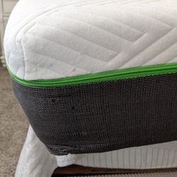 Queen Size Memory Foam Mattress With Washable Remove Cover Excellent Condition No Pets Or Smoker Here 