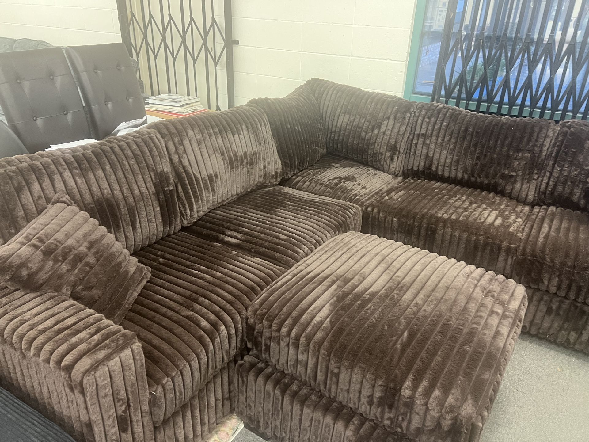 New Sectional Couch with Ottoman.. Free Delivery 🚚