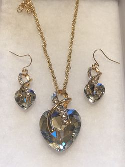 Women’s 14 kt gold plated diamond rhinestone necklace and earrings no refunds