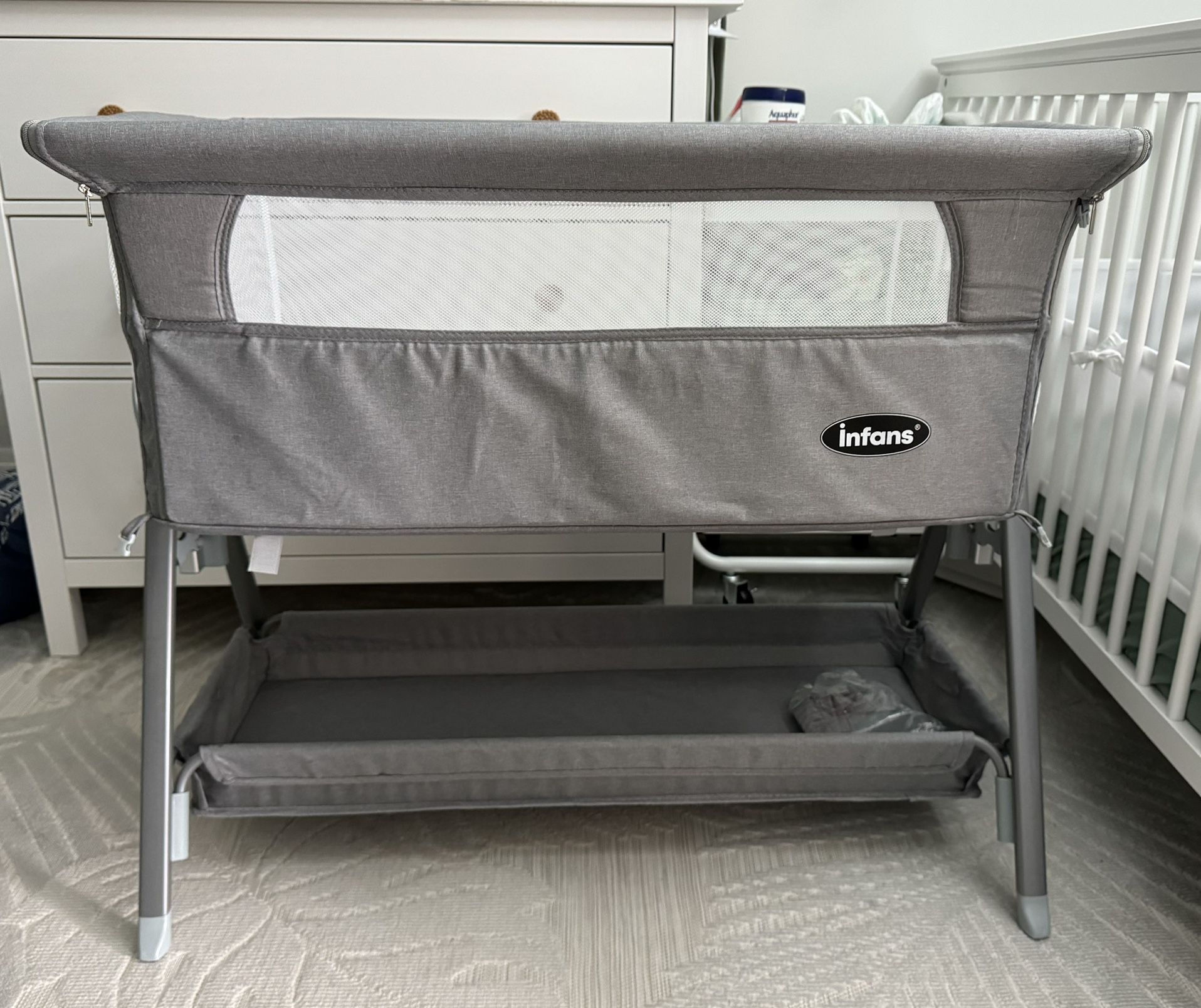 INFANS Baby Bedside Bassinet - Adjustable height & Incline