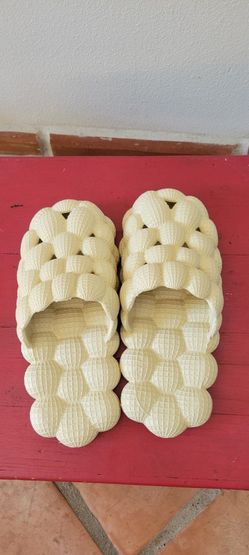 Unisex Super Comfy Sandals Size 9