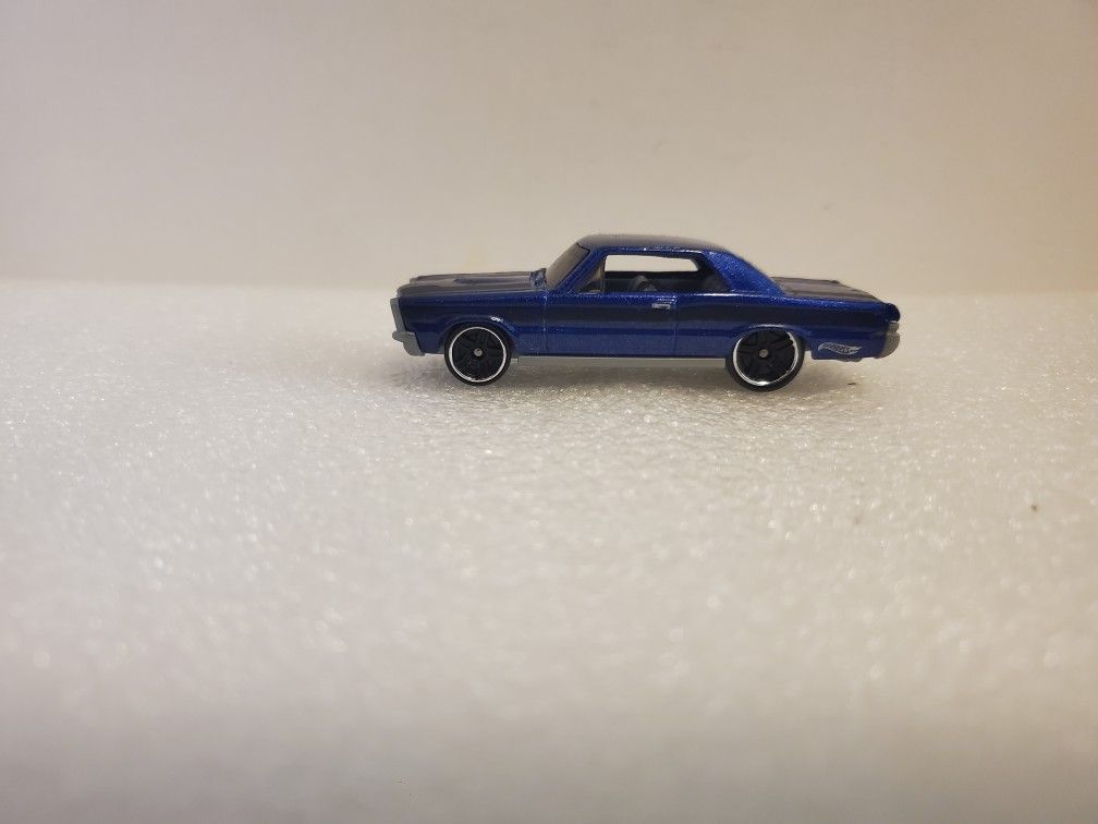 Hot Wheels Blue 1965 Pontiac GTO Diecast Model 1:64 Collectible Muscle Car