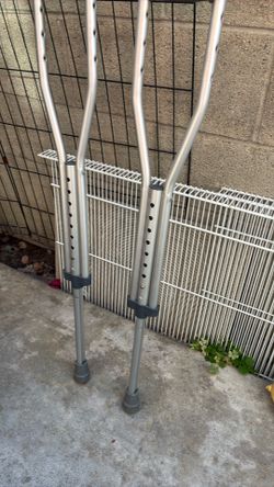 Televisión esmar tv de 55 pulgadas estaba en la pared pero no tengo las bases y tampoco tiene control pero se las caló cuando vengan con un control qu
