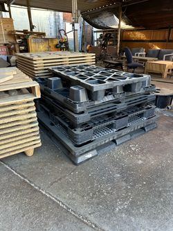 Plastic Uline stackable pallets 40 x 48 10$ each