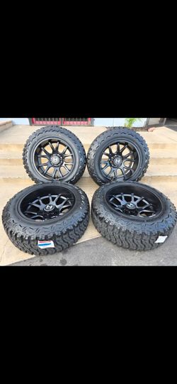 22x12 HOSTILE w/ 37x13.50R22 Tires