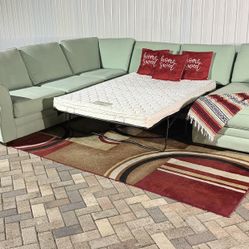 Beautiful 5-piece sectional sofa with chaise and a full size pull-out bed. Delivery available for an additional cost. In great condition. 