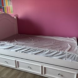 ✨ Beautiful White Youth Bedroom Set – $800 OBO ✨ Perfect for a glam princess room! 💖