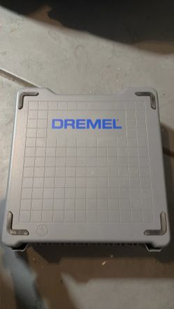 Dremel circle saw with cutting st