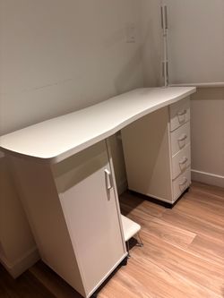 Nail desk