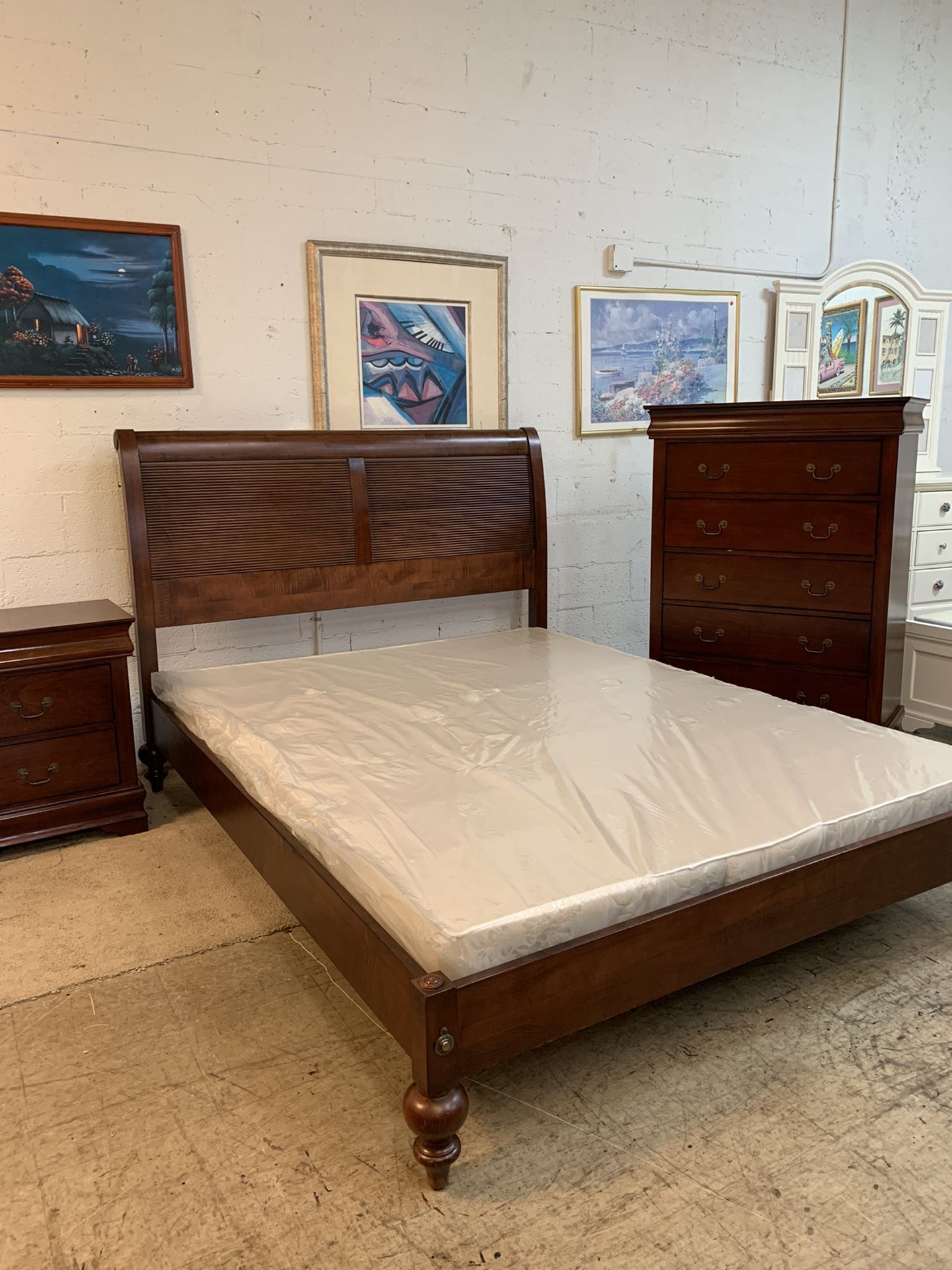 Beautiful solid wood queen size bedroom sets all in excellent condition like new !