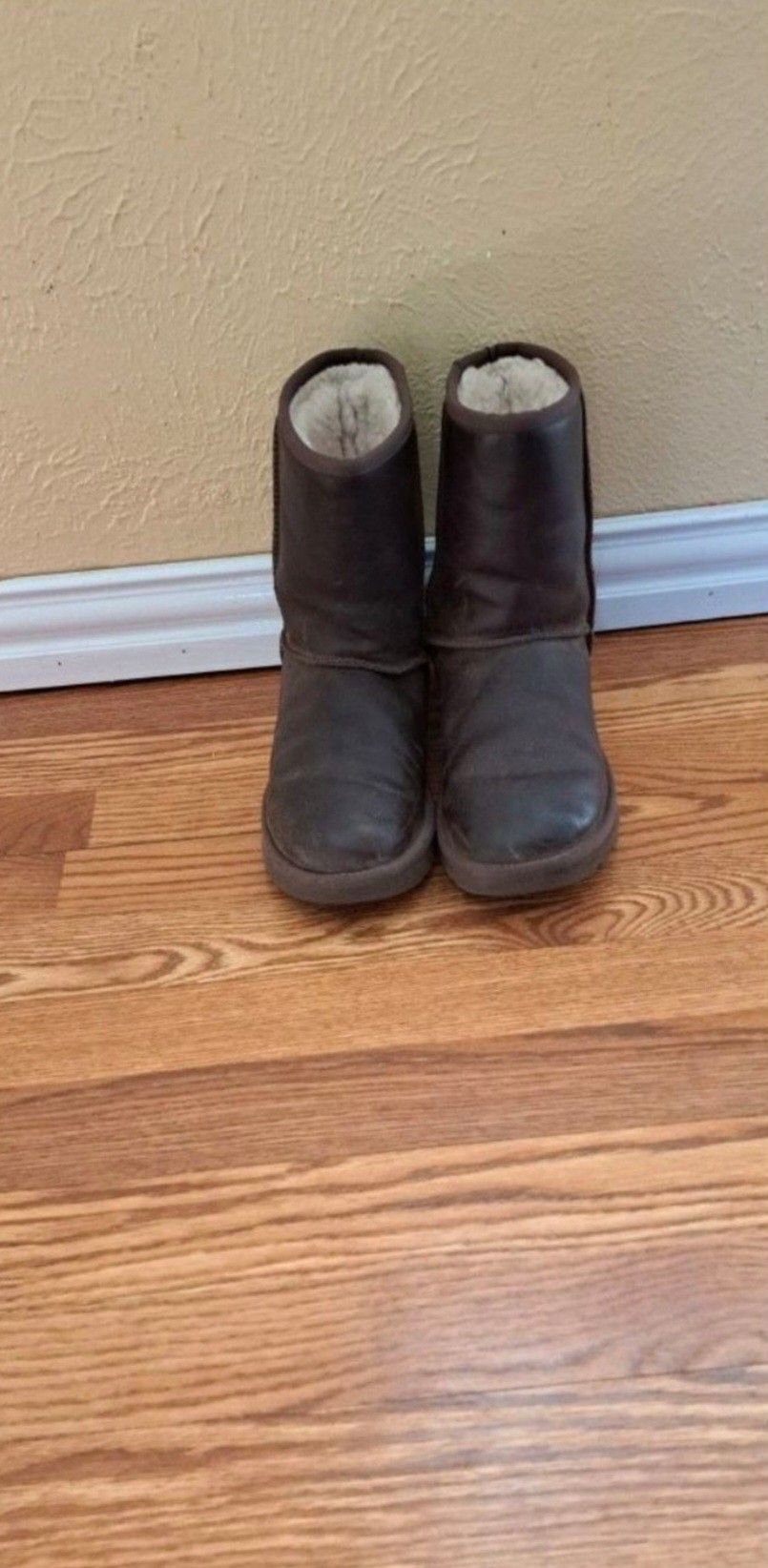 UGG Classic Short Leather Brown Boots Size 8