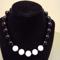 Black And White Ball Necklace 