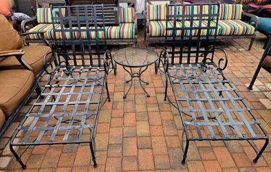 $500 LOUNGE CHAIRS QUALITY WITH TABLE