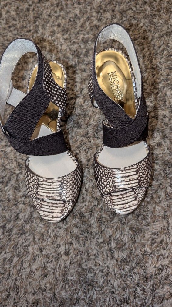 MKBrown / cream heels w/ platform on front. Sz 7M - Michael Kors- gold trimming on front