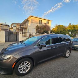 Chrysler Pacifica 2017. Great Condition. Clean Title