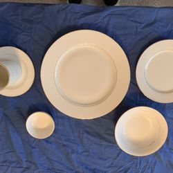 10- JP Gold Trim Six-piece Dinnerware Sets