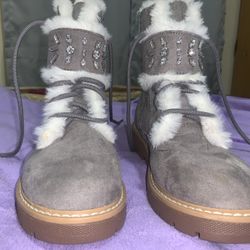 Snow Boots ( size 5 Women)