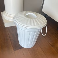 Small Metal Garbage Can With lid
