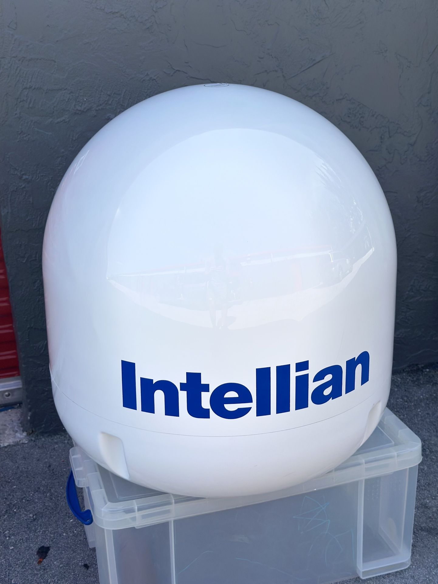 For sale: Intellian i6 Marine Satellite TV Antenna Condition: Used. Antenna dome only, no controller, no cables included. Model: Intellian i6 Made in