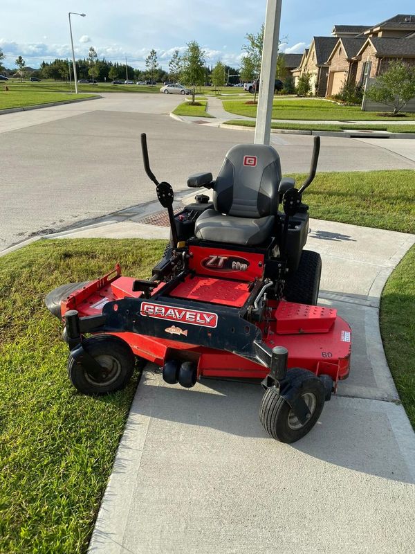 Zero turn Gravely ZT Commercial 60" HD + Cyclone Rake Commander Leaf