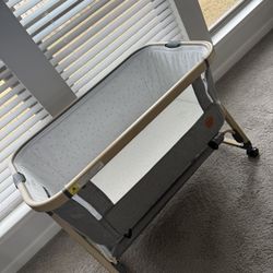 Baby Bassinet (Rolling and Adjustable) 