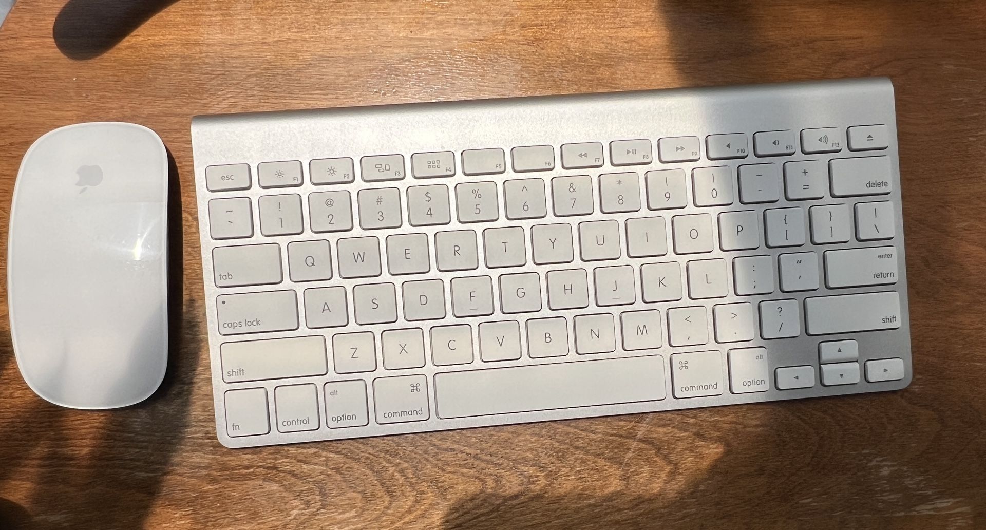 Apple A1314 Wireless Bluetooth Keyboard w/ Apple A1296 Magic Mouse - WORKING