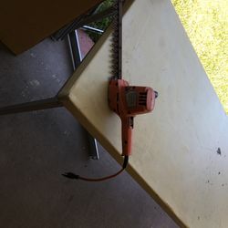 Black and decker electric hedge trimmer￼