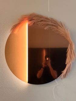 Espejo decorativo escultórico con iluminación (Decorative sculptural mirror with lighting )
