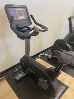 Life Fitness SE3HD Upright Bike RUSH SALE!