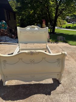 Disney Princess Fairytale bed and 8-Drawer Dresser