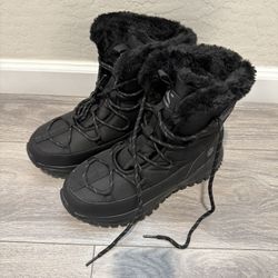 snowboots black color