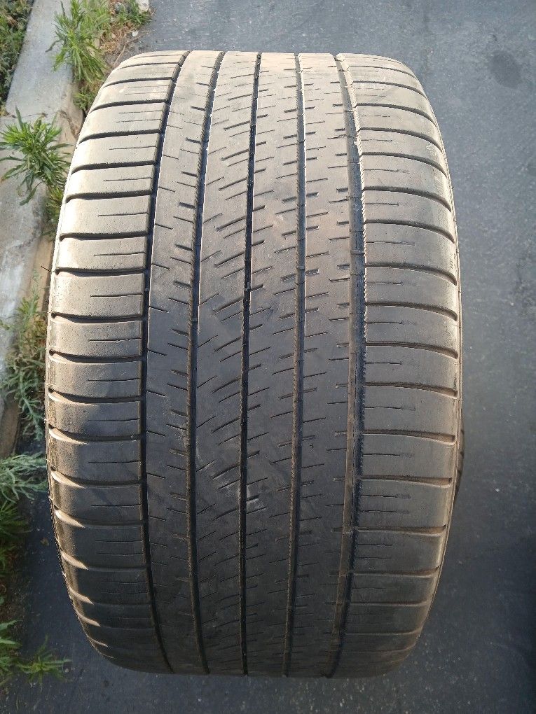 285/35ZR19 Michelin Tires (2)