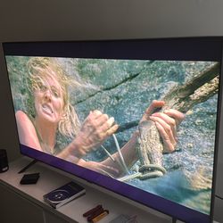 Pertenece a la serie CU7000, que es parte de su línea Crystal UHD de entrada, conocida por ofrecer resolución 4K y funciones inteligentes (Smart TV).