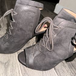  Open Toe Woman Shoe Gray  Size 7