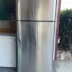 Refrigerator - Runs But Does Not Cool -PENDING PICKUP