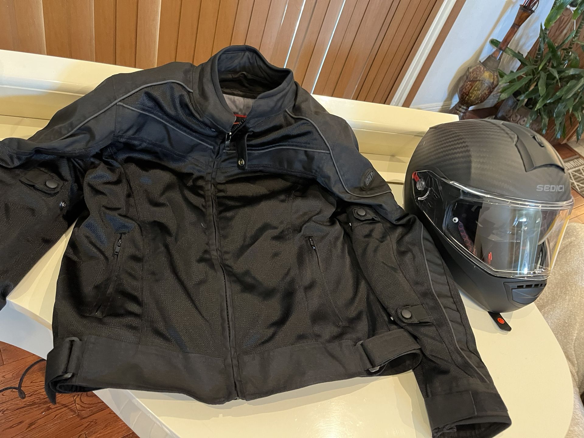 Sedici Carbon Helmet & Bilt Weatherproof Padded Jacket