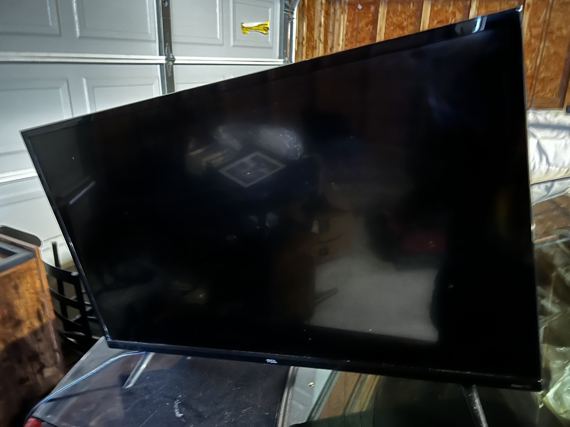 Six 32 Inch Roku Tvs