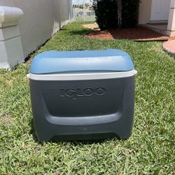 Igloo MaxCold 62 Quart Rolling Cooler with Telescoping Handle